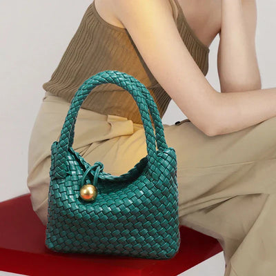 ASTRID™ | ELEGANTE SAMTCLUTCH MIT GOLDENEN AKZENTEN