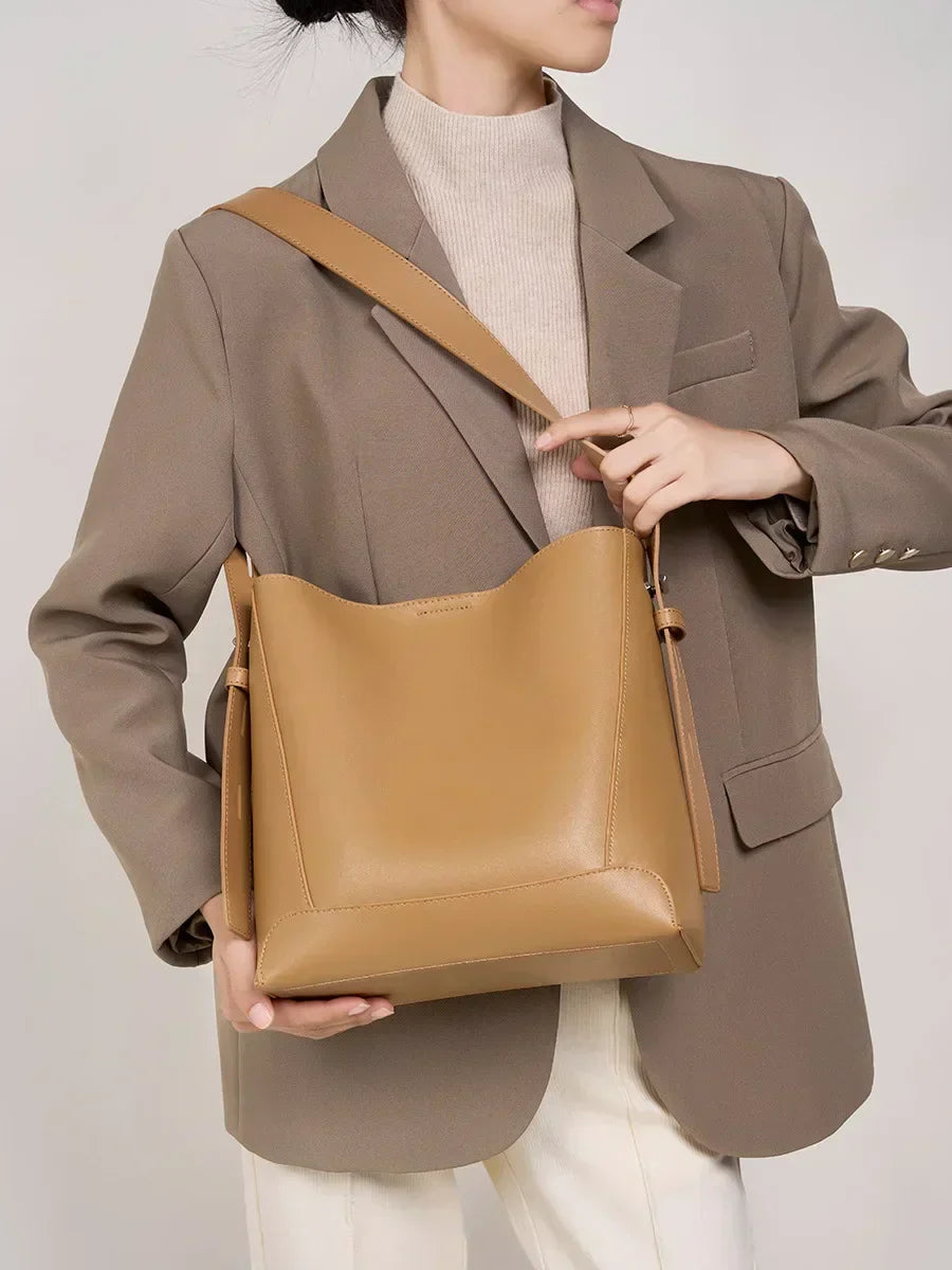 tine™ – Stylische sandfarbene Umhängetasche mit Gürtelgriff