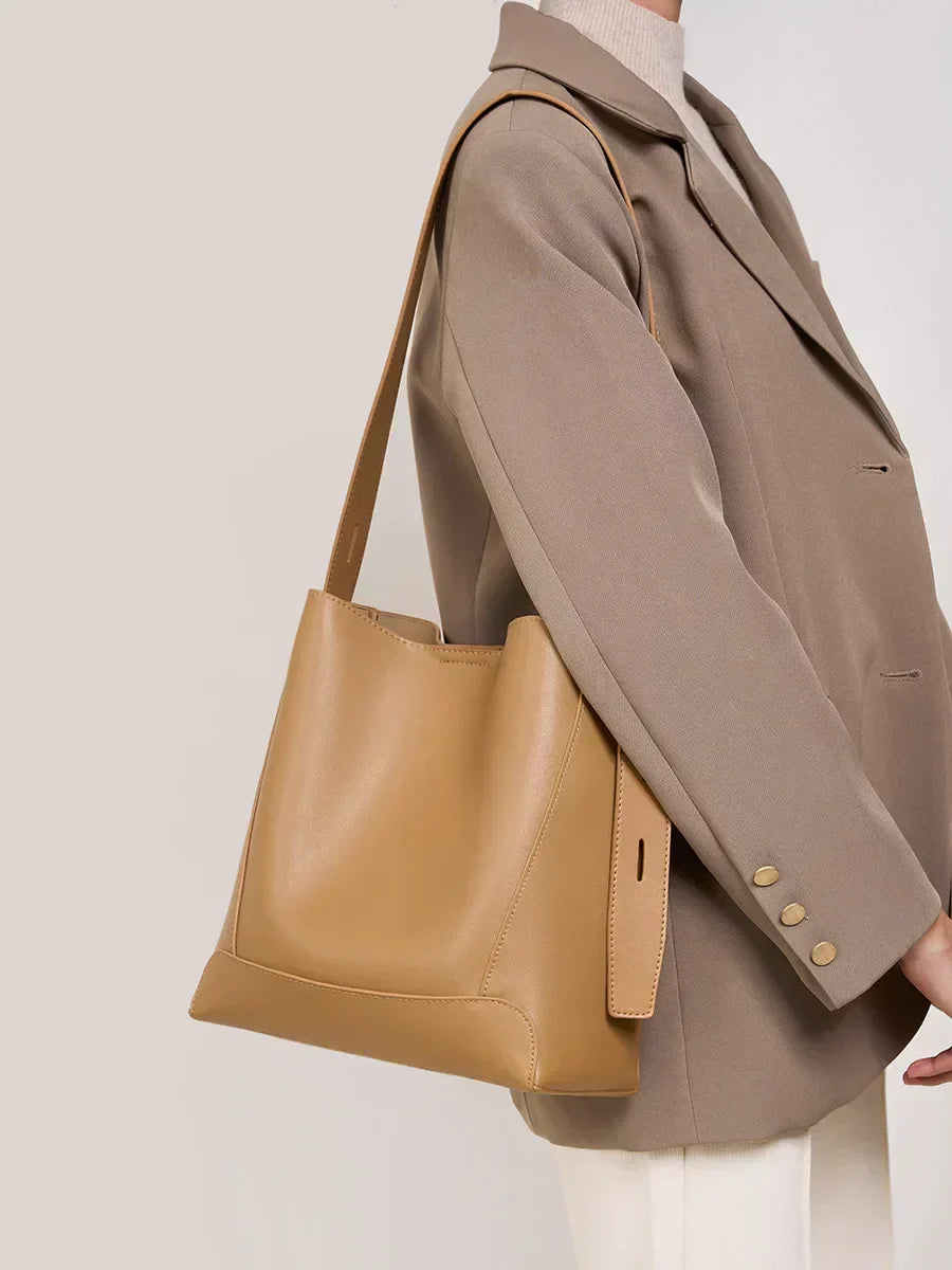 tine™ – Stylische sandfarbene Umhängetasche mit Gürtelgriff