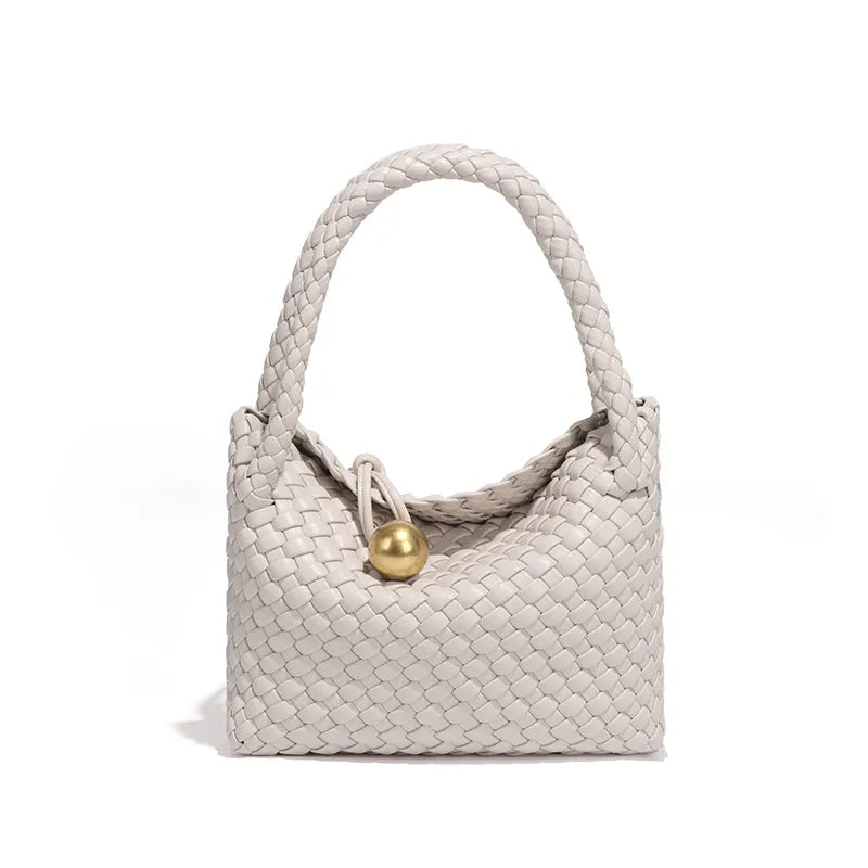 ASTRID™ | ELEGANTE SAMTCLUTCH MIT GOLDENEN AKZENTEN